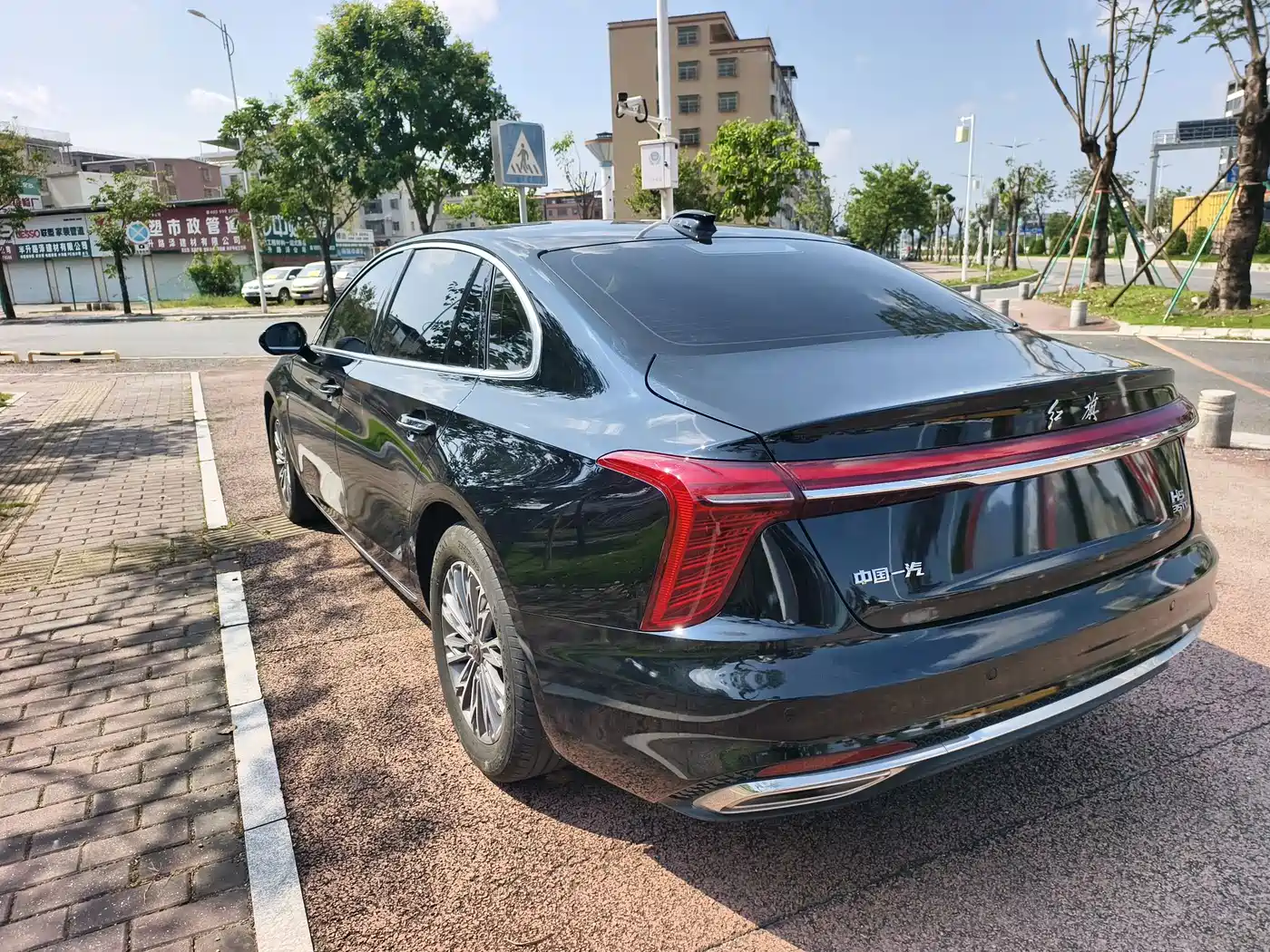 Фото 7 - Hongqi H5