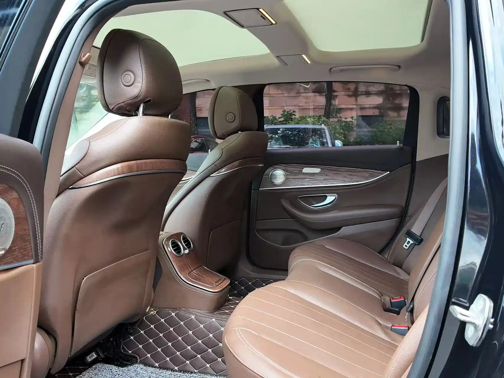 Фото 5 - Mercedes-Benz E-Class