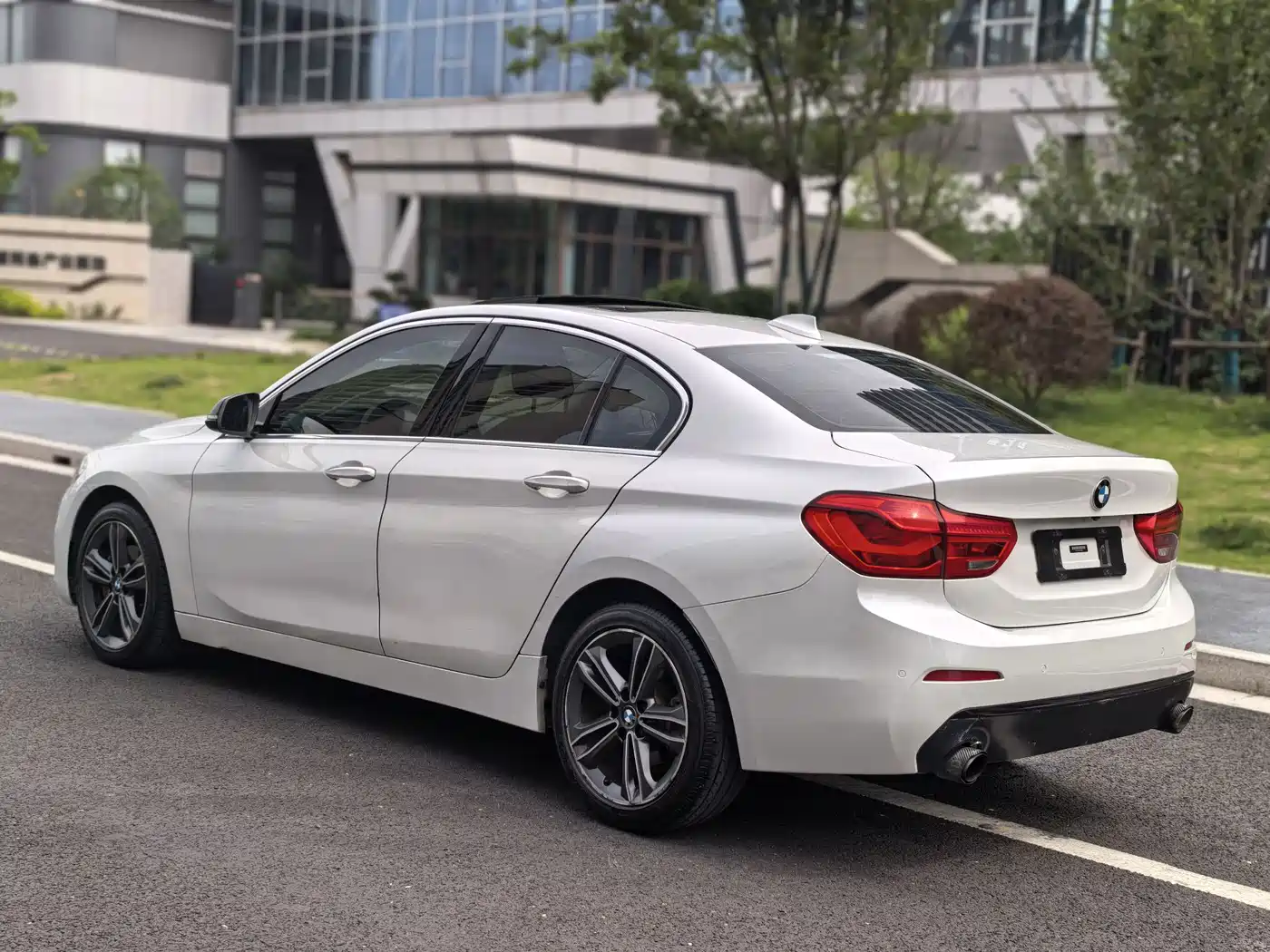BMW 1 Series 2018 118i Sport Edition фото 5