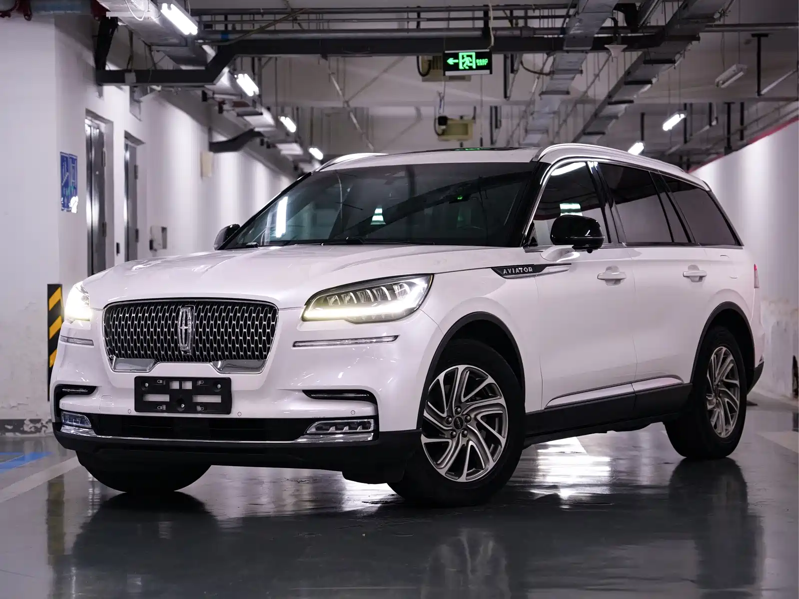 Photo 1 - Lincoln Aviator