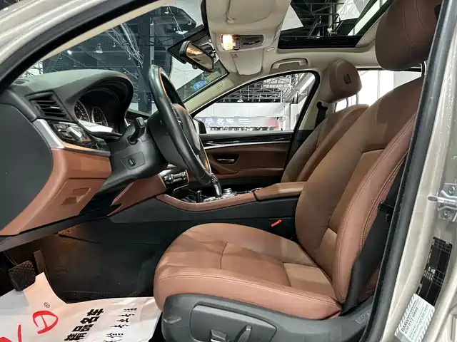 BMW 5 Series 2017 520Li Classic Edition — фото 4