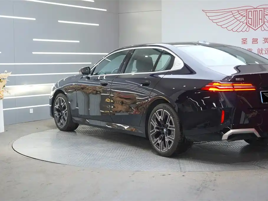 BMW 5 Series 2025 530Li Premium M Sport Package фото 3