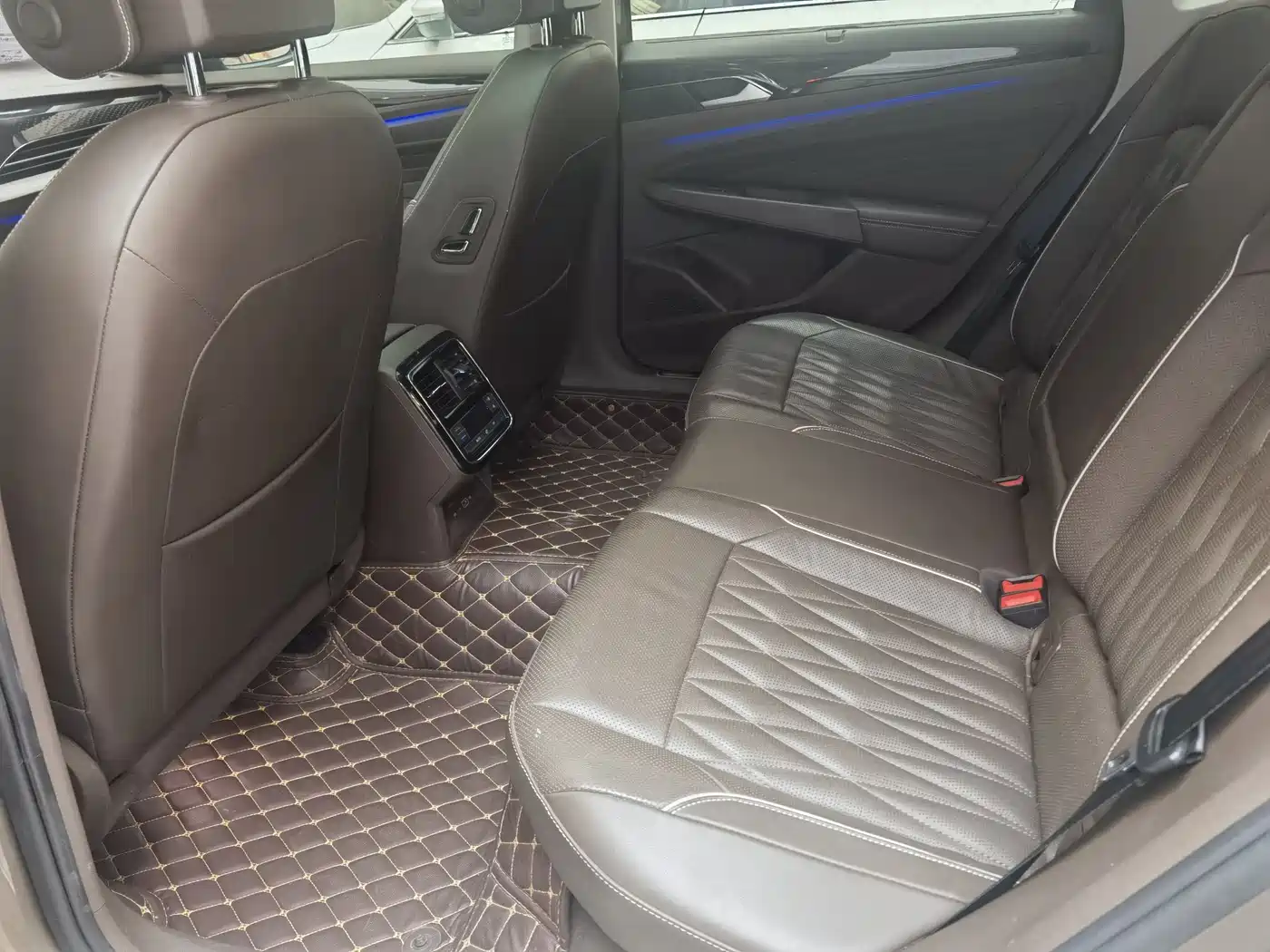 Volkswagen Passat 2020 330TSI Luxury Edition China VI фото 16