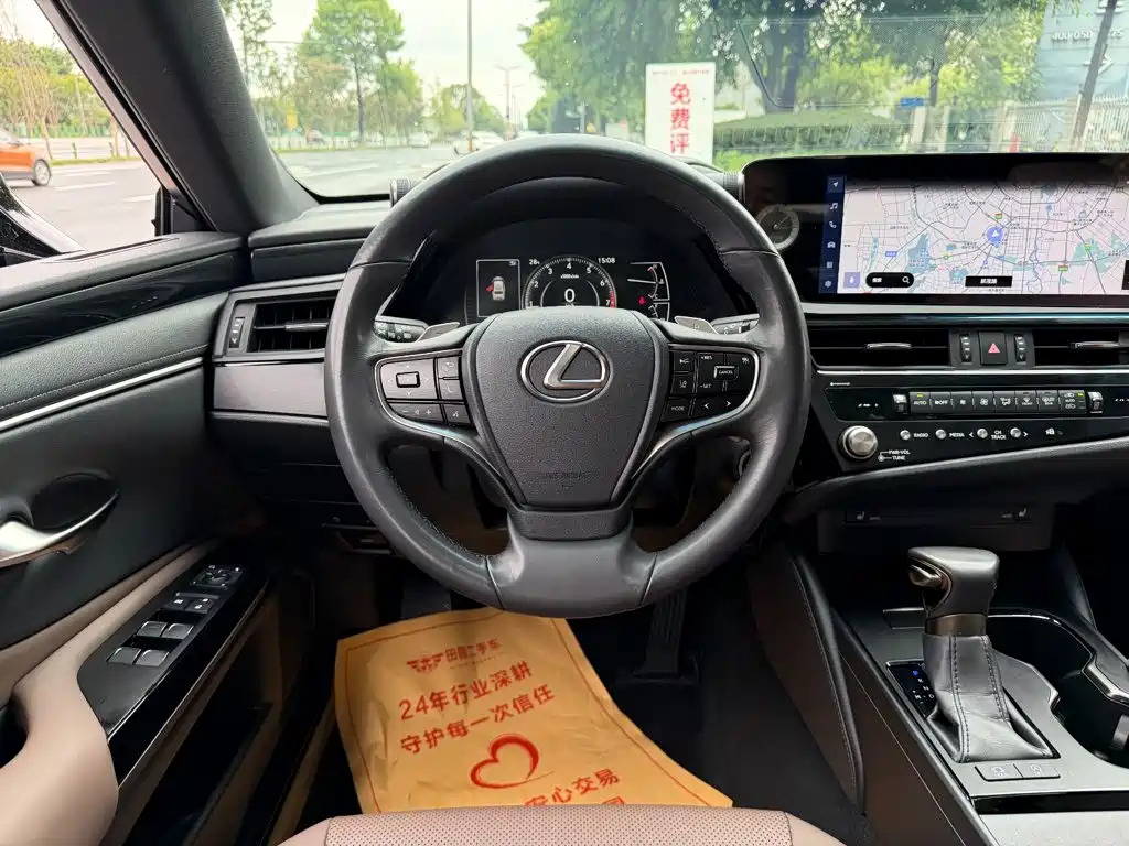 Фото 14 - Lexus ES