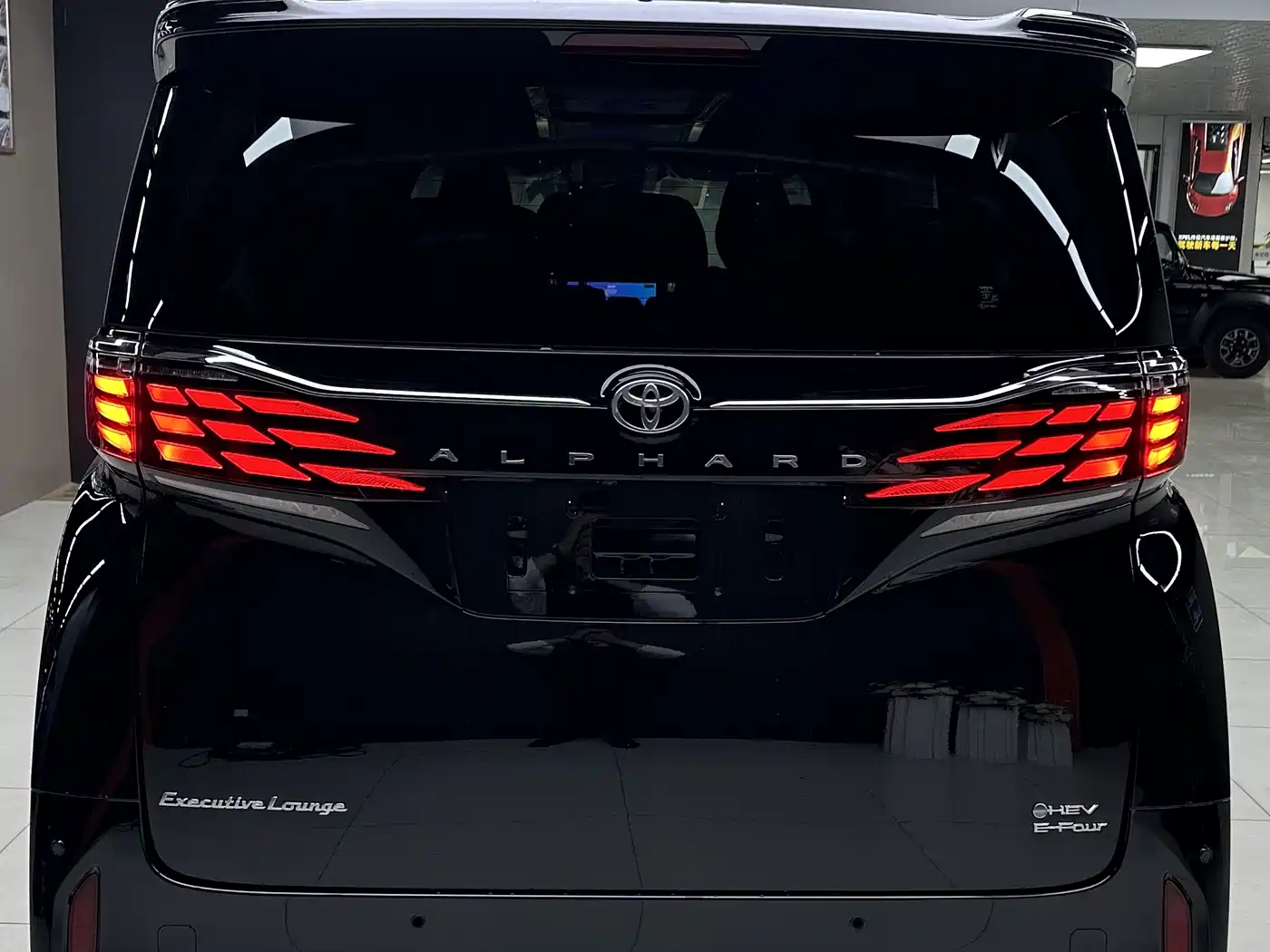 Toyota Alphard 2024 Hybrid 2.5L Ultimate Enjoyment Edition фото 5