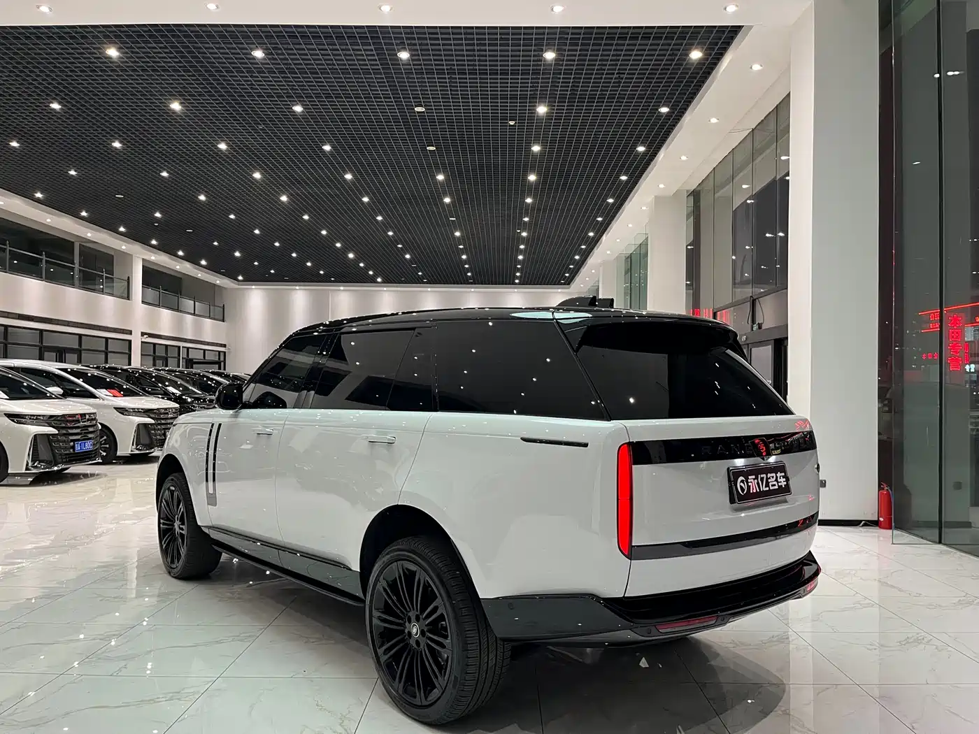 Land Rover Range Rover 2025 3.0 L6 400PS Flourishing Era Extended Wheelbase фото 16