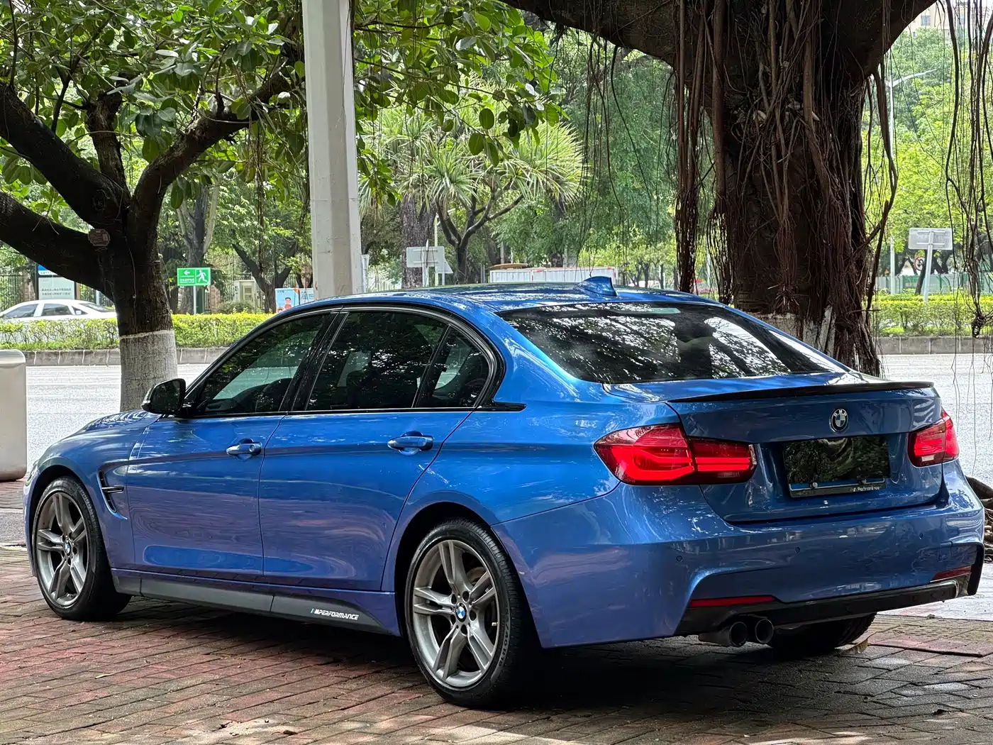 BMW 3 Series 2018 320Li M Sport Black Night Edition фото 3