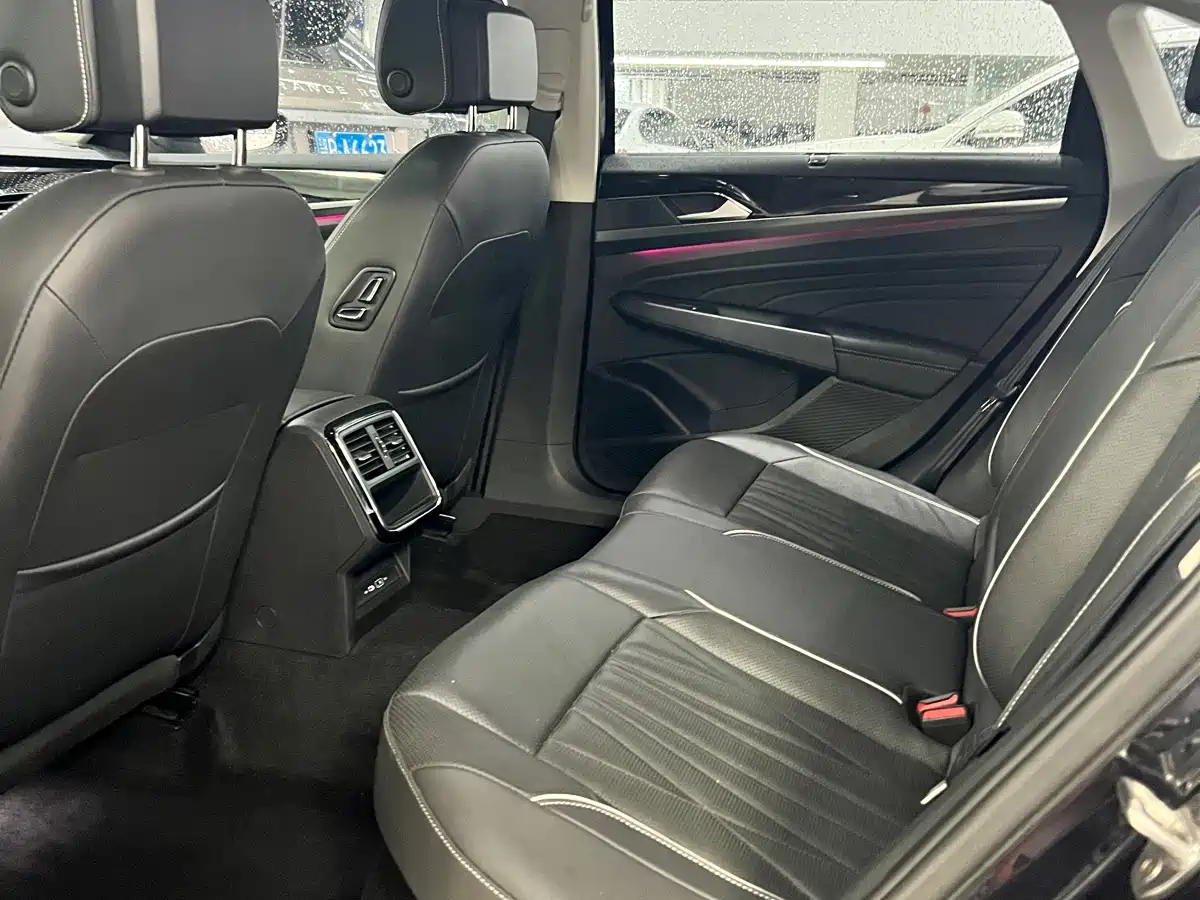 Volkswagen Passat 2022 330TSI Starlight Luxury Edition фото 7