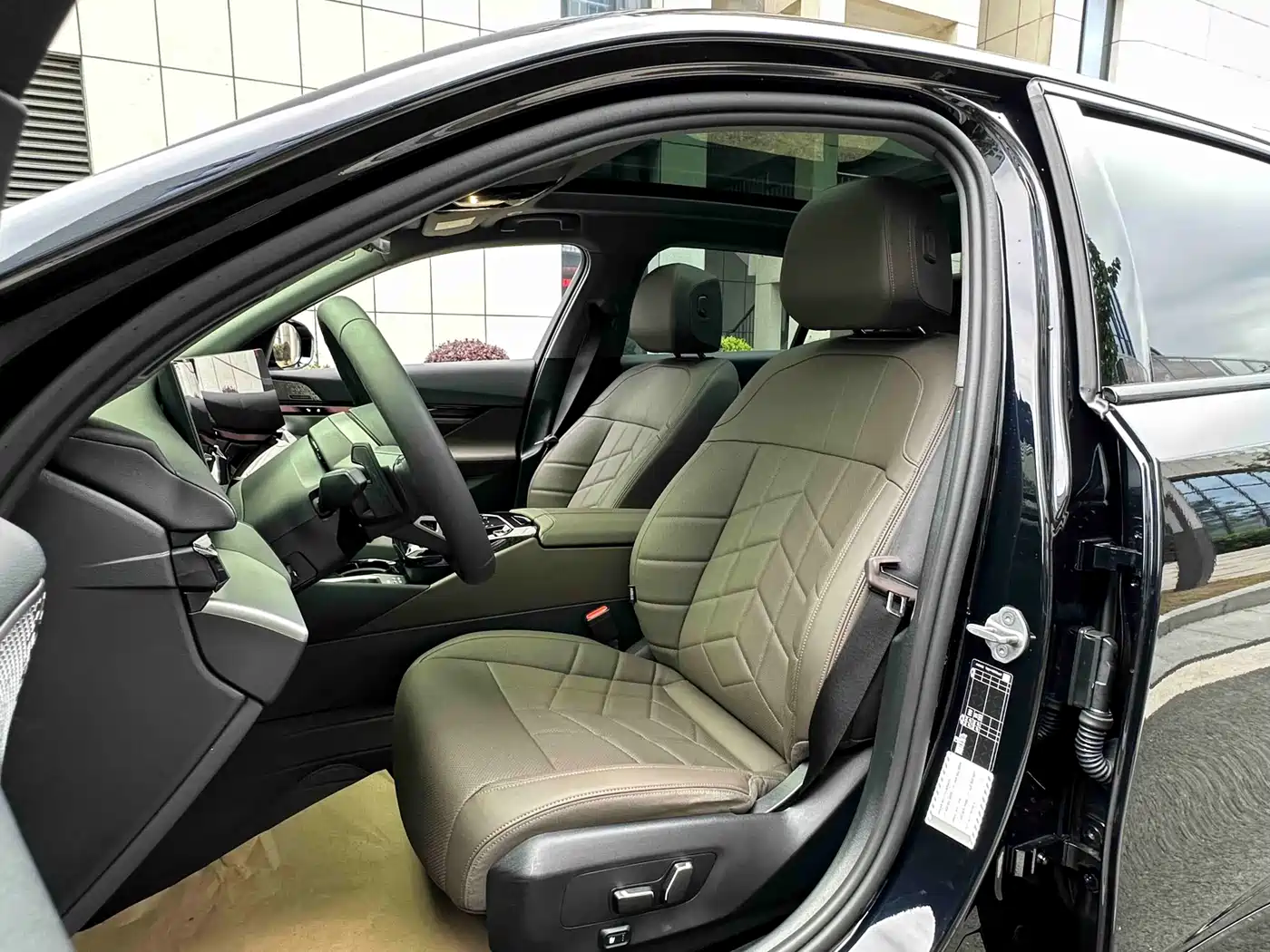 BMW 5 Series 2025 530Li Leading M Sport Package фото 16