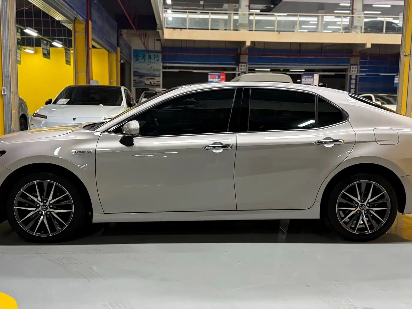 Toyota Camry 2021 Hybrid 2.5HG Luxury Edition фото 8