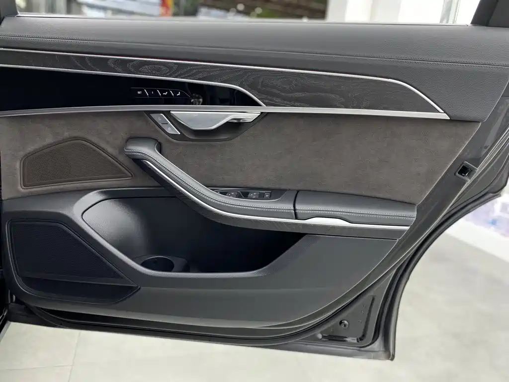 Photo 23 - Audi A8