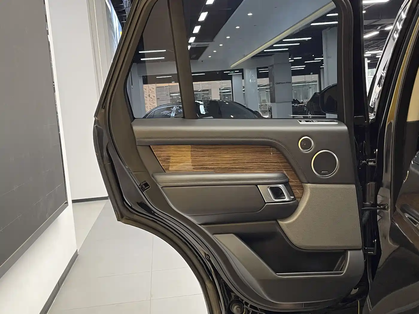 Land Rover Range Rover 2019 3.0 SC V6 Golden Age Edition фото 23