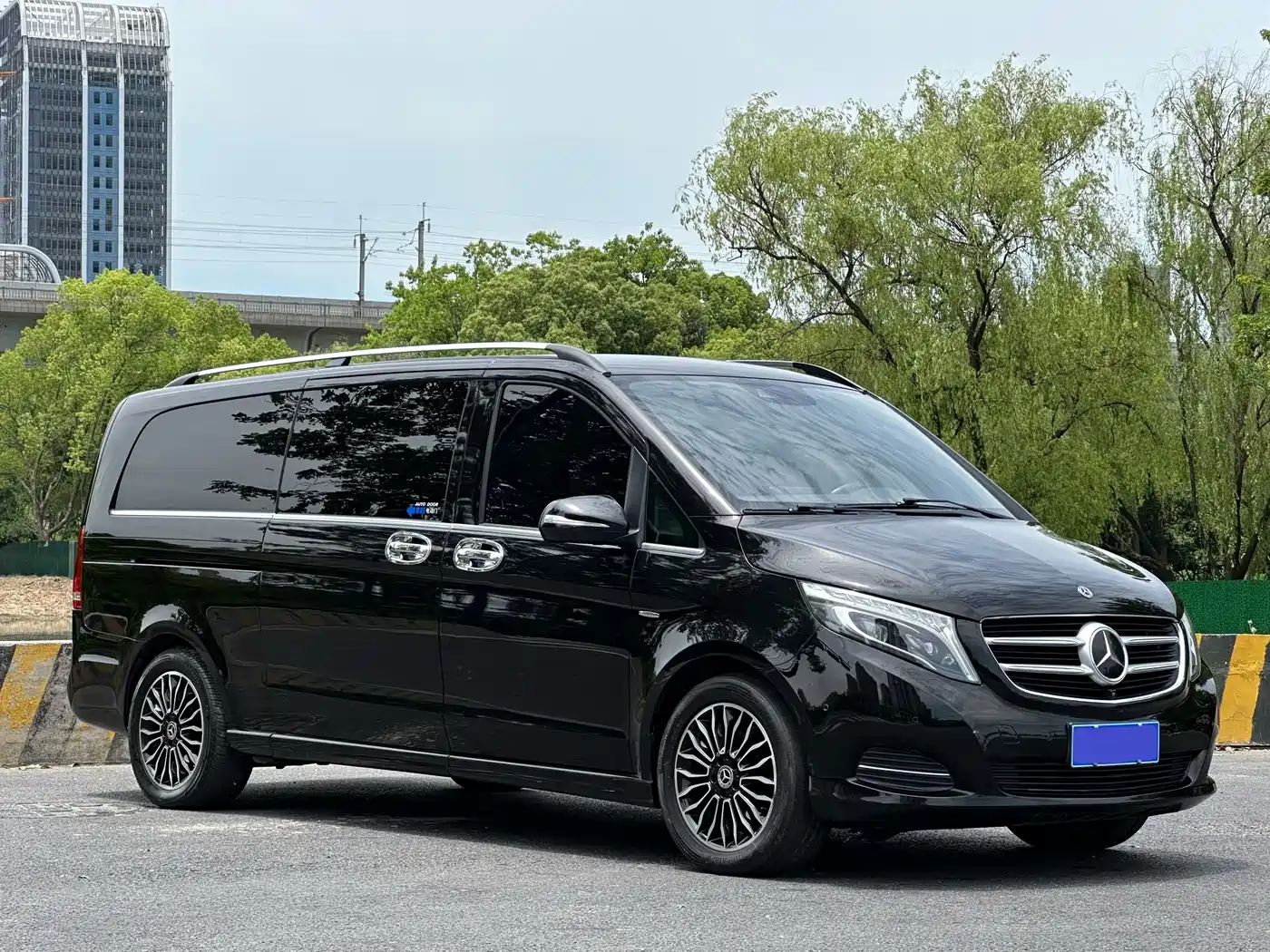 Mercedes-Benz V-Class 2018 V 260 L Premium Long Wheelbase Edition China VI фото 3