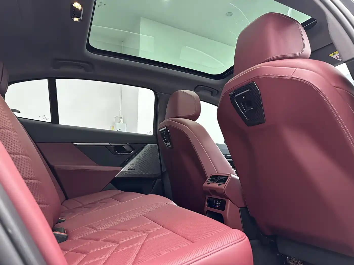 BMW 5 Series 2024 530Li Leading M Sport Package фото 12