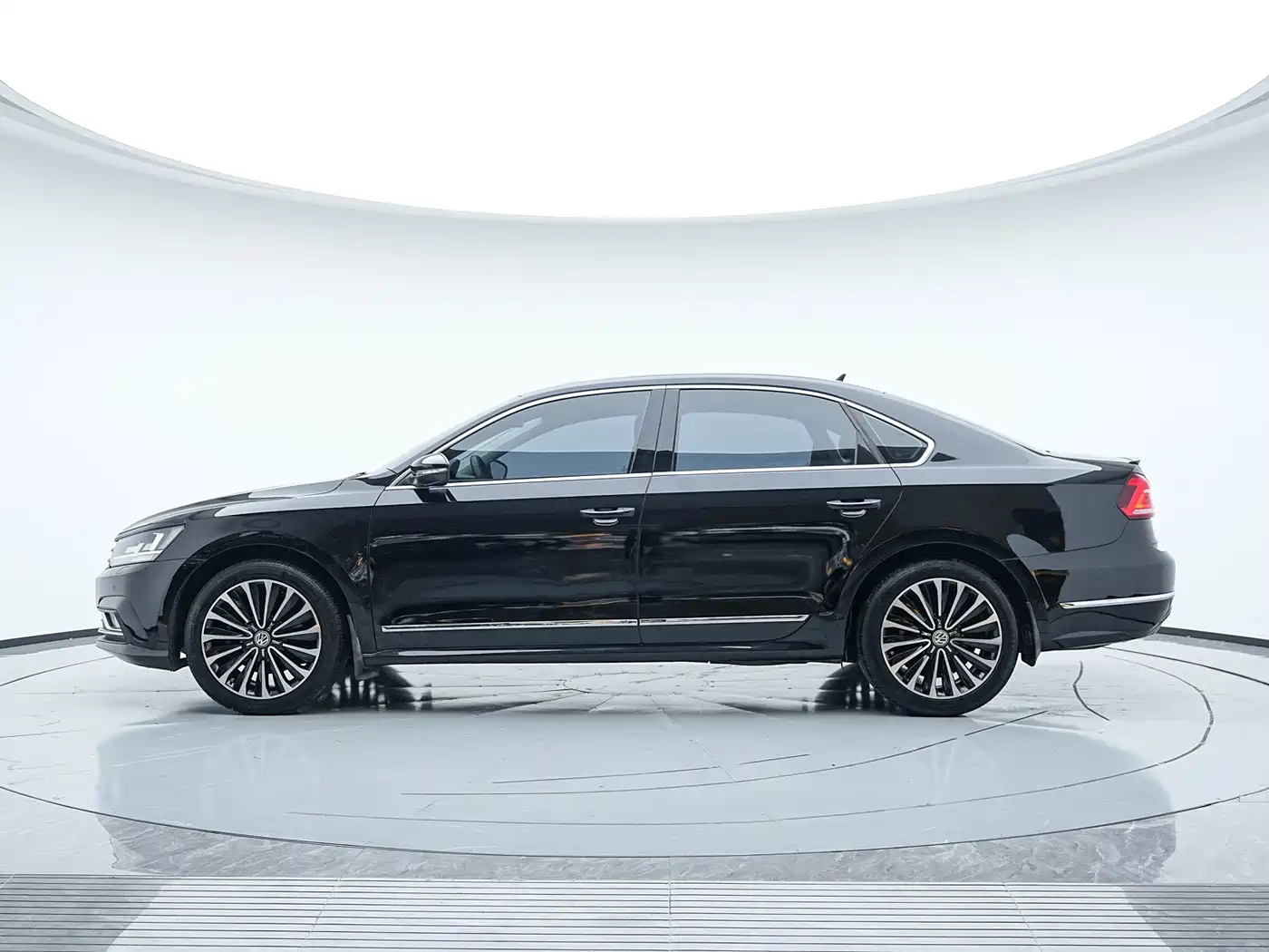 Volkswagen Passat 2016 330TSI DSG Executive Edition фото 5