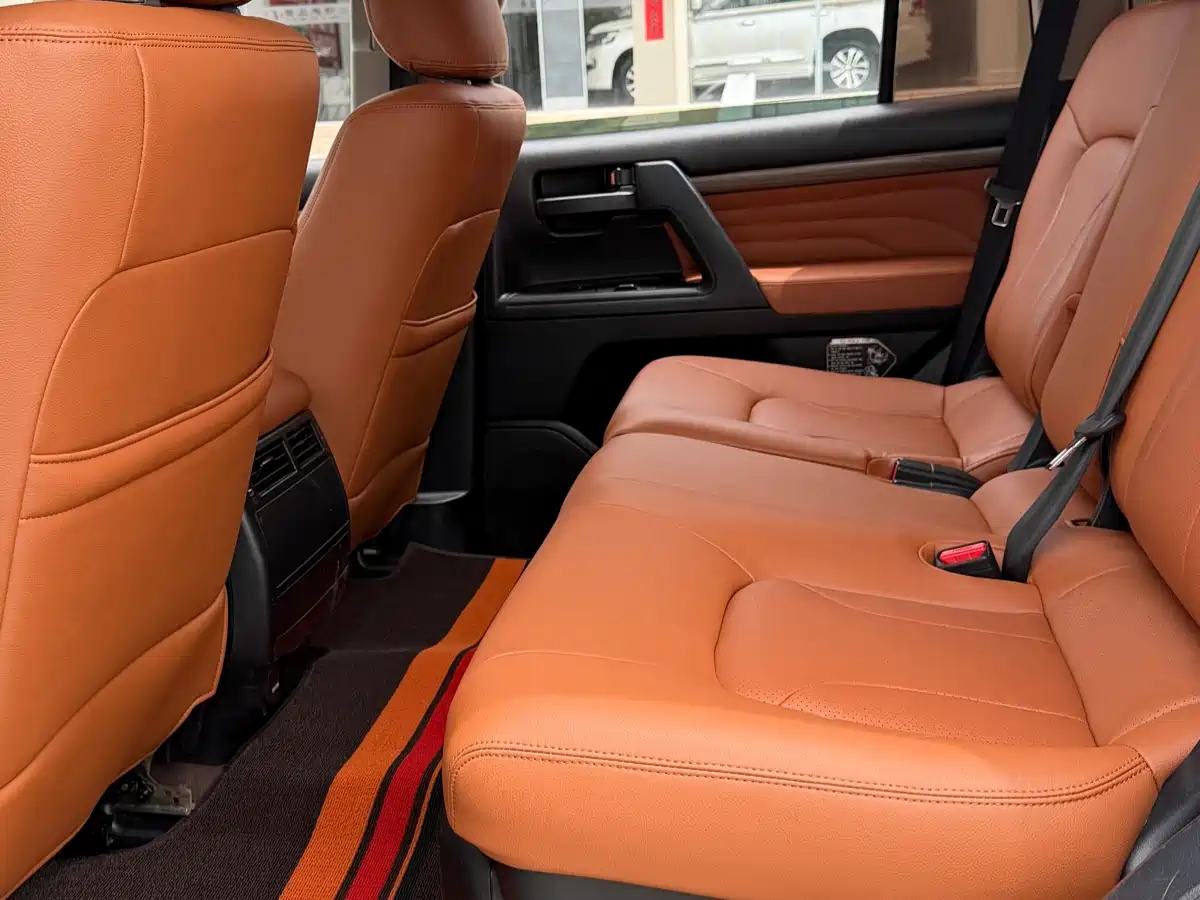 Toyota Land Cruiser (Import) 2015 4.0L V6 Middle East Low Configuration Edition фото 6