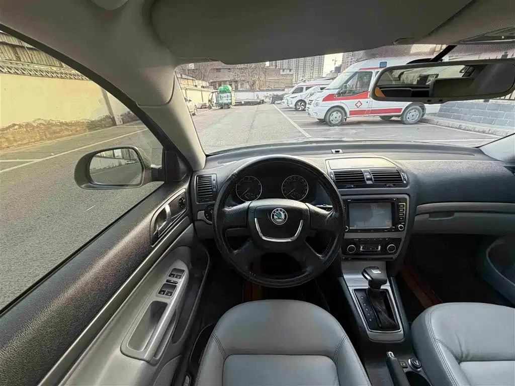 Škoda Octavia 2013 1.6L Automatic Prestige Edition фото 9