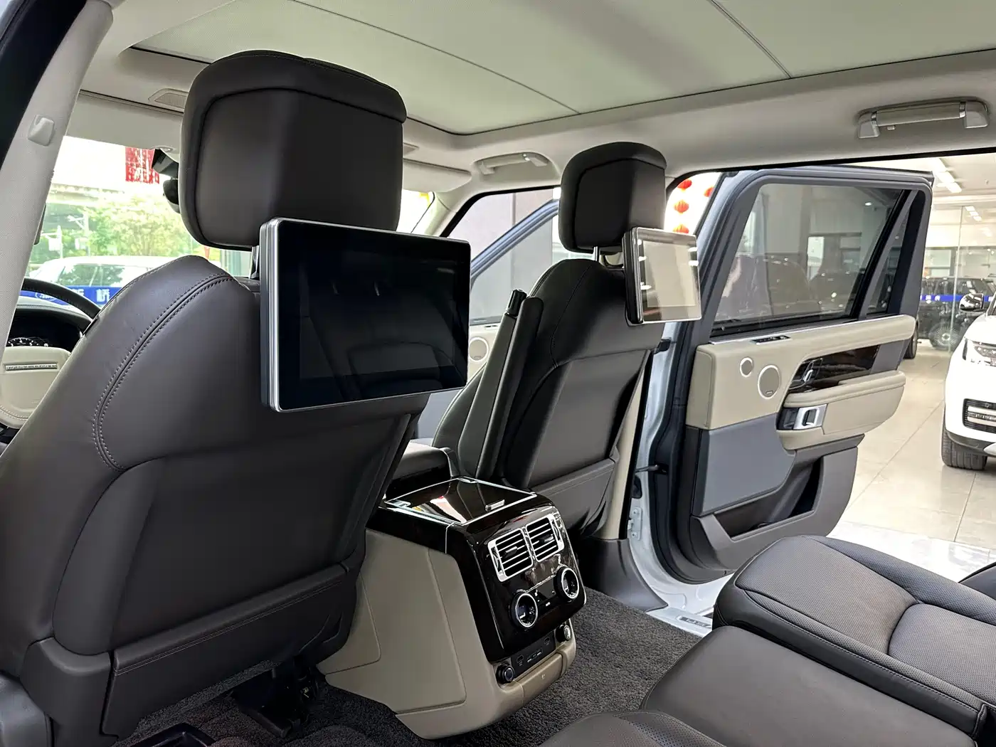 Land Rover Range Rover 2021 3.0 L6 Heritage Extended Classic Edition фото 14
