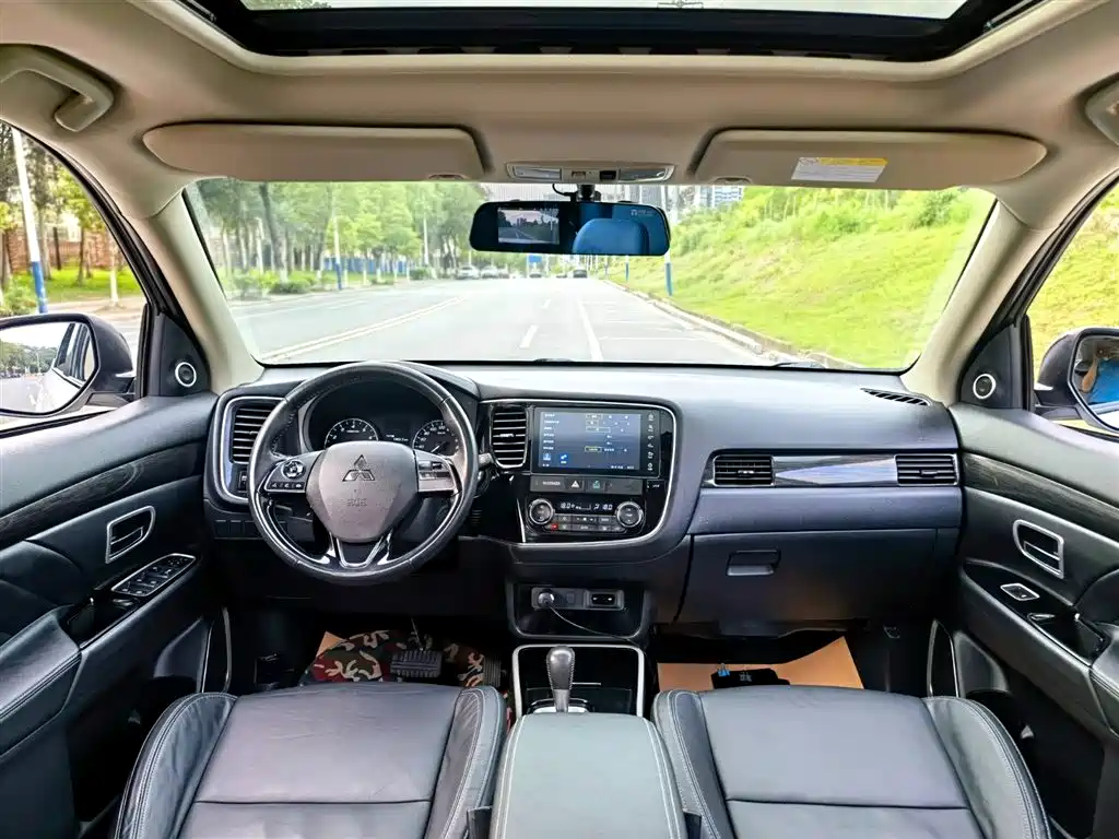 MITSUBISHI OUTLANDER