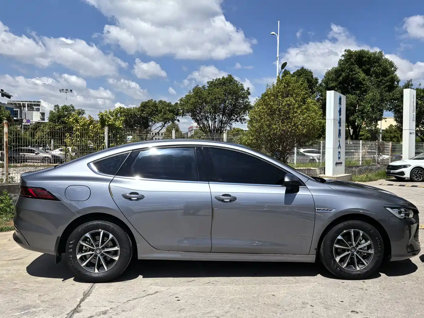 BYD Qin PLUS 2023 Champion Edition DM-i 55KM Leading фото 25
