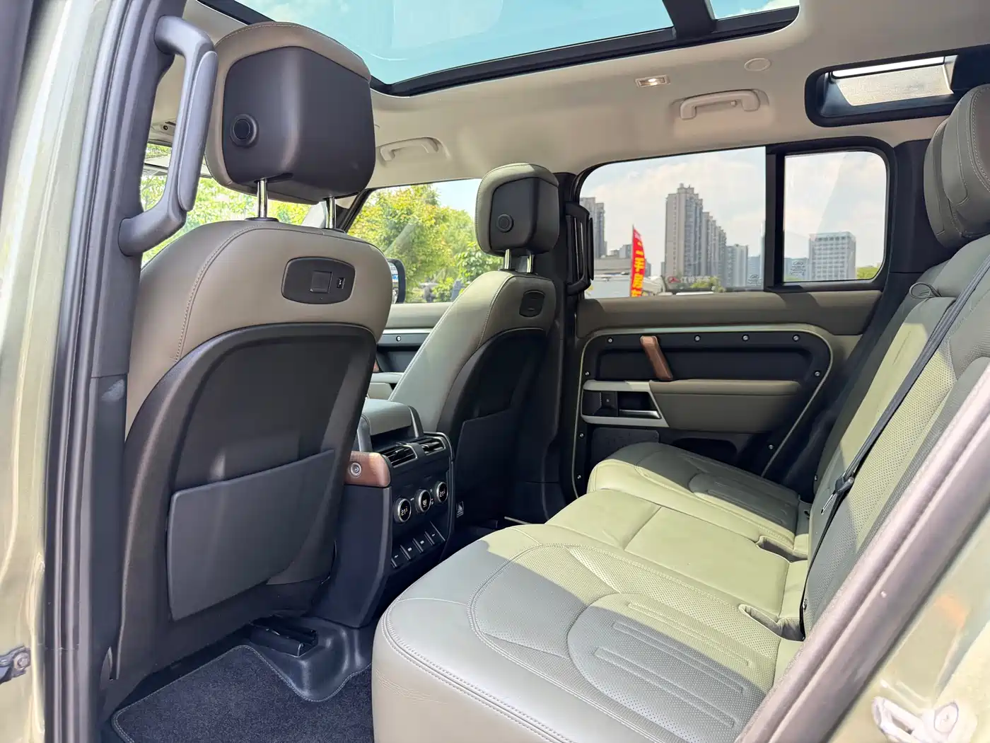 Land Rover Defender 2020 Model 110 P400 HSE фото 9