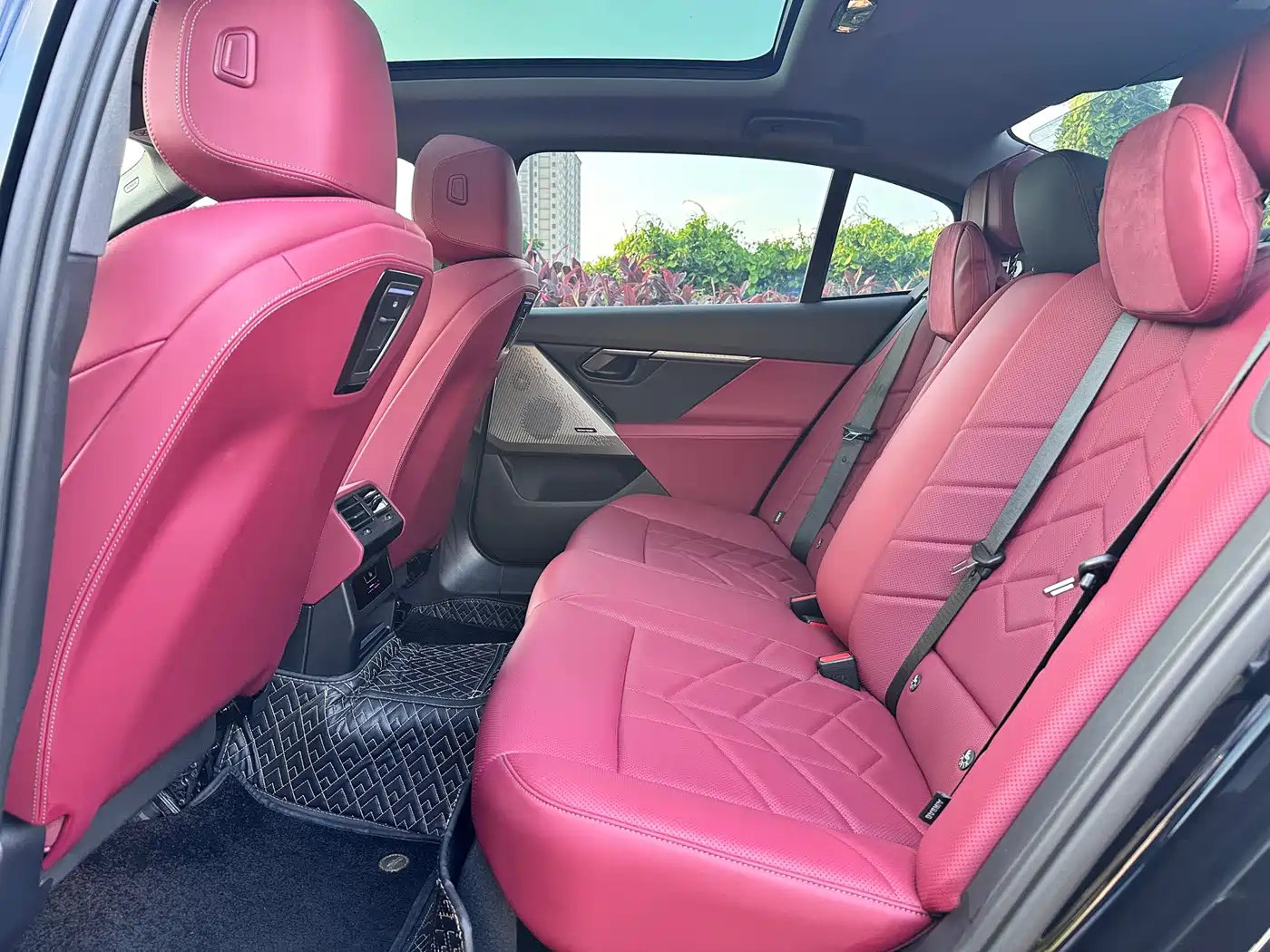BMW 5 Series 2025 530Li Leading M Sport Package фото 7