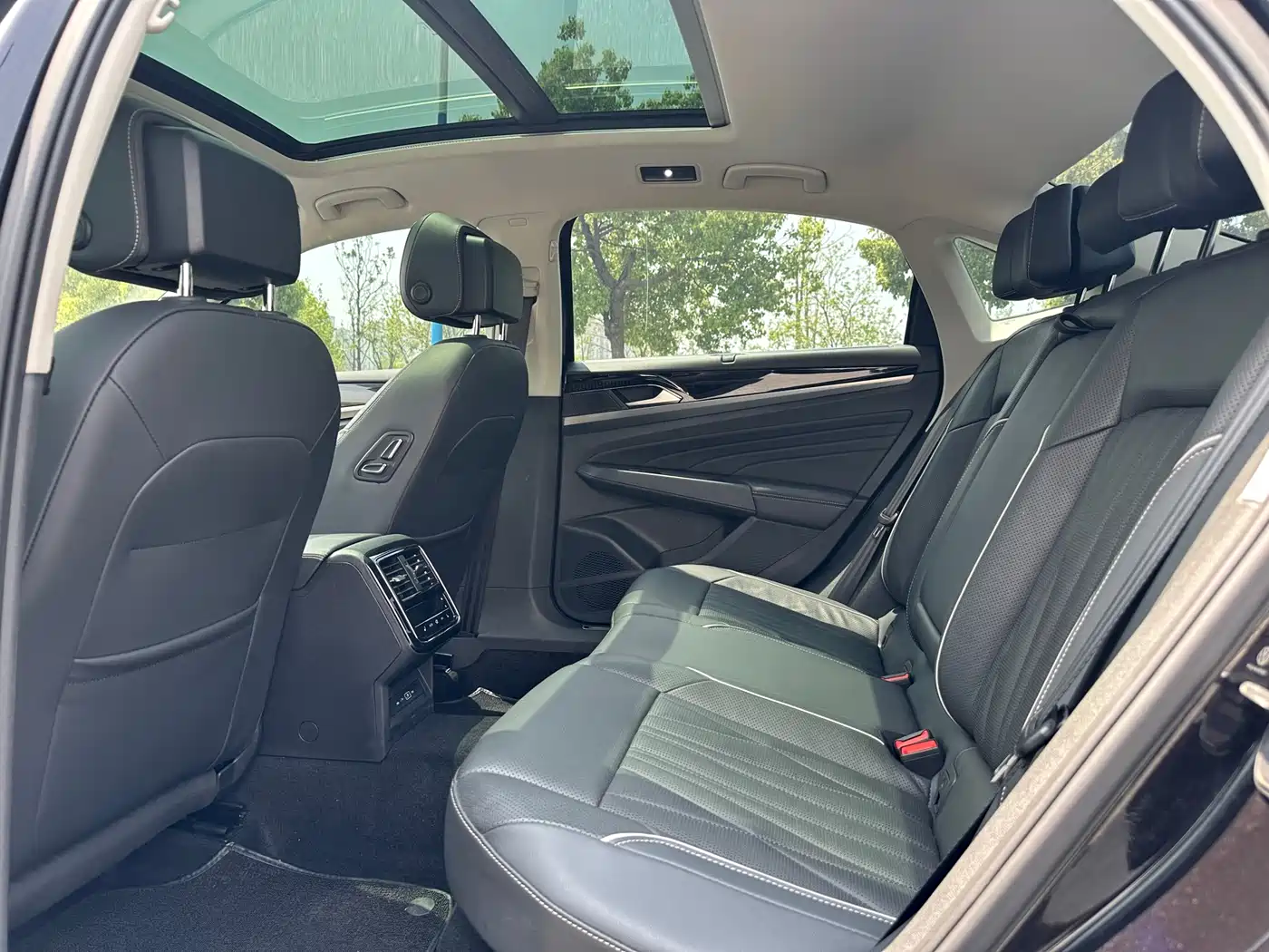 Volkswagen Passat 2022 330TSI Starry Sky Premium Edition фото 13