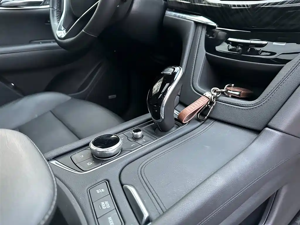 CADILLAC XT6