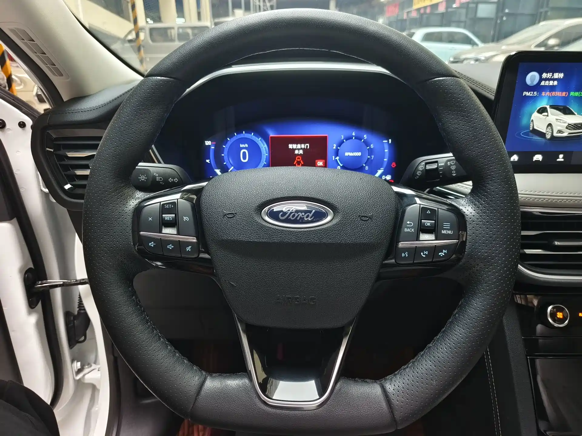 Photo 8 - Ford Escape