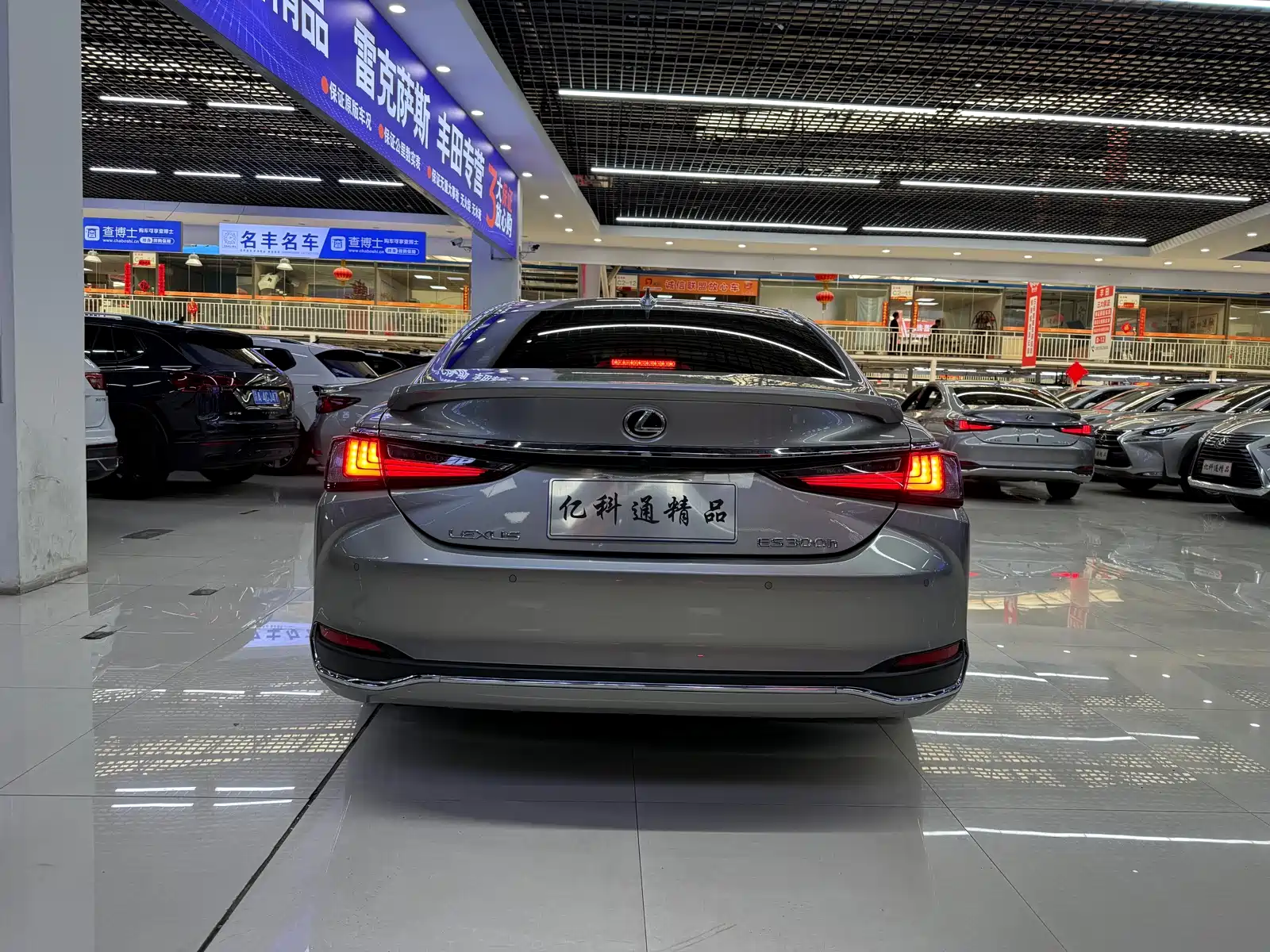 Фото 4 - Lexus ES