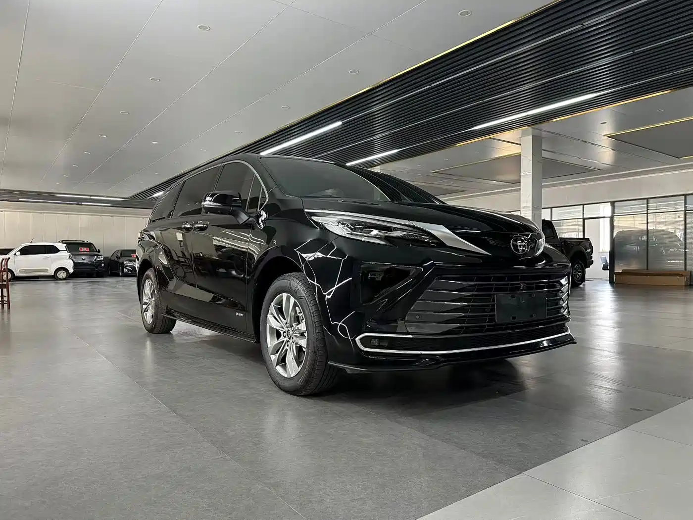 Toyota Sienna 2024 2.5L Hybrid 4WD Premium Edition фото 3