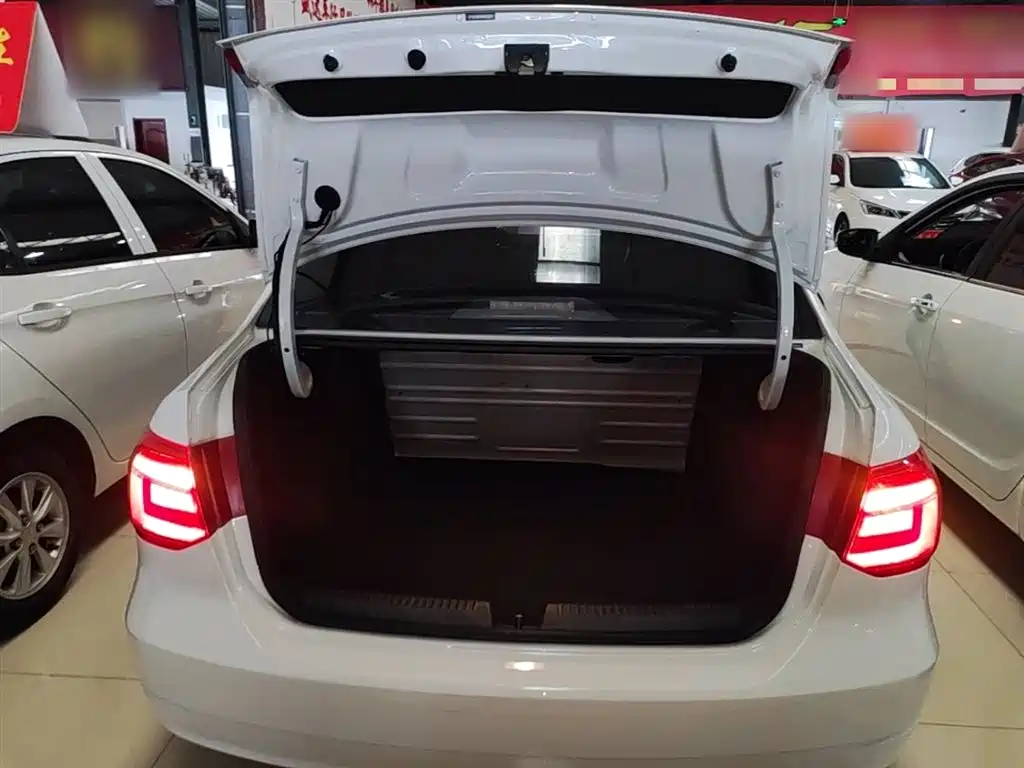 Volkswagen Jetta 2015 1.6L Manual Trend фото 19