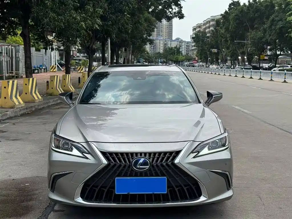 Photo 6 - Lexus ES