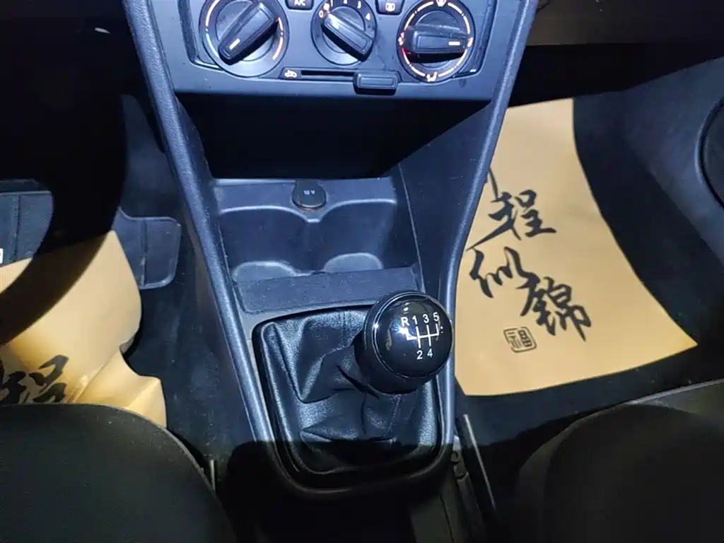 Volkswagen Jetta 2015 1.6L Manual Trend фото 14