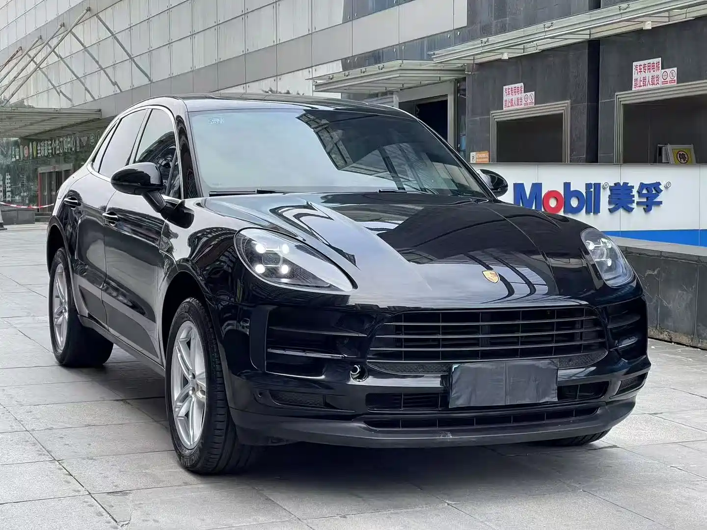 Photo 3 - Porsche Macan