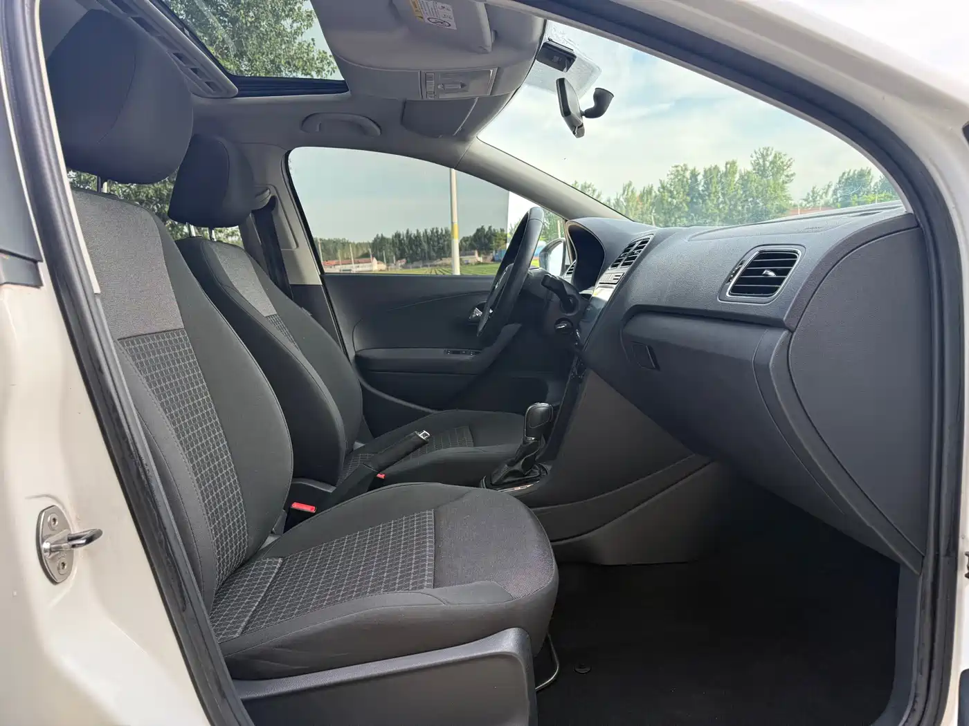 Volkswagen Polo 2016 1.6L Automatic Comfort фото 9