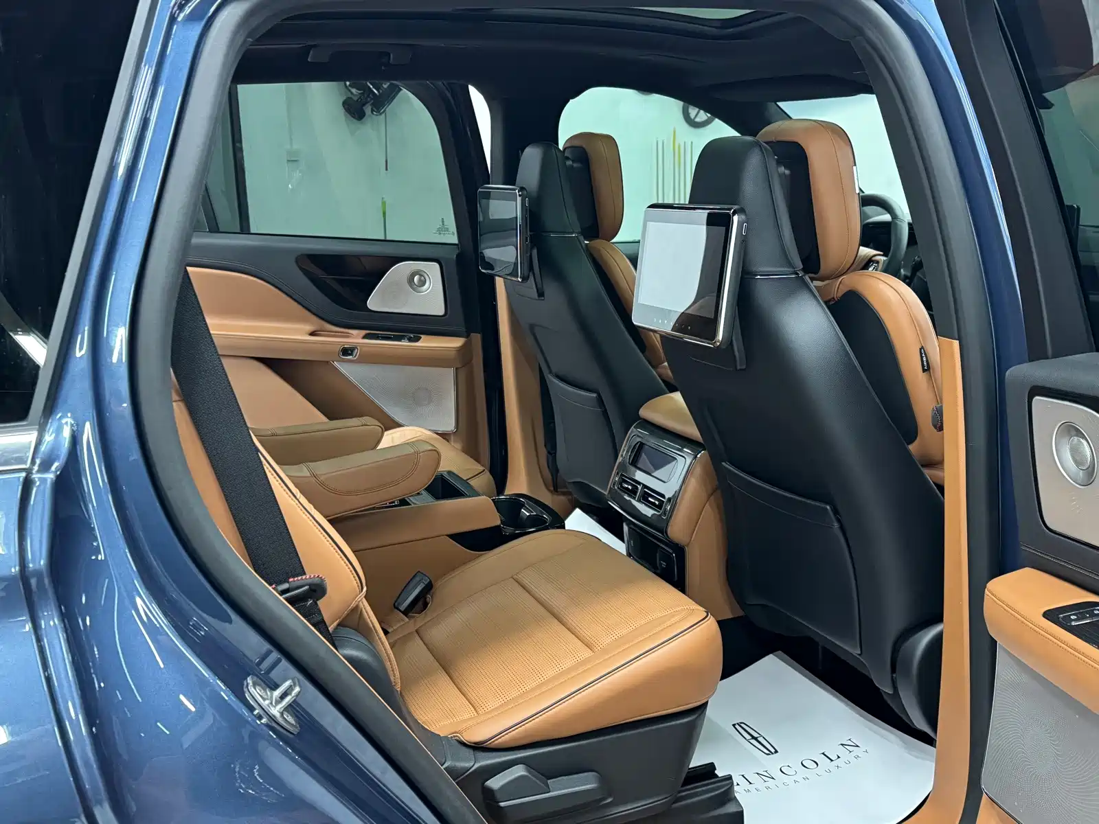 Photo 12 - Lincoln Aviator