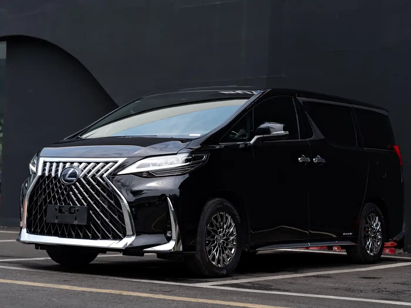 Lexus LM 2020 300h Seven-Seater Elegance Edition фото 2
