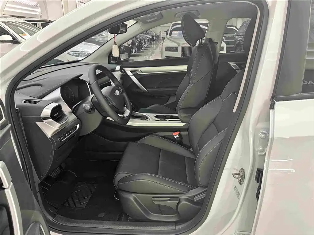 Фото 6 - Geely Binyue