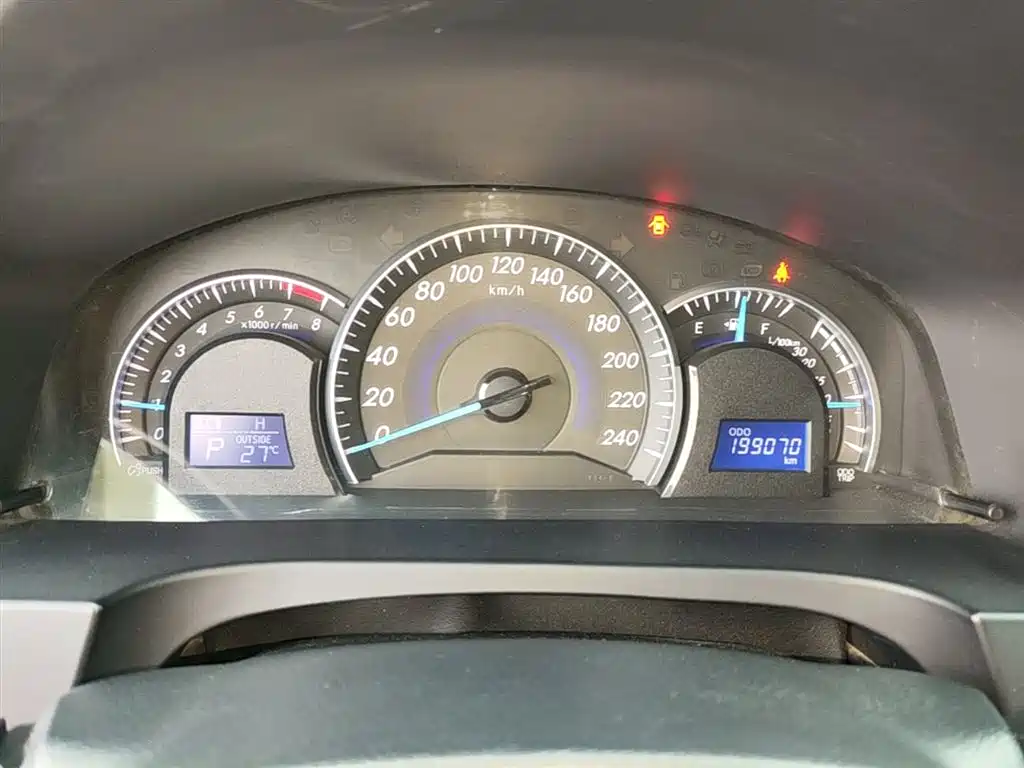 Toyota Camry 2016 2.0E 10th Anniversary Elite Edition фото 12