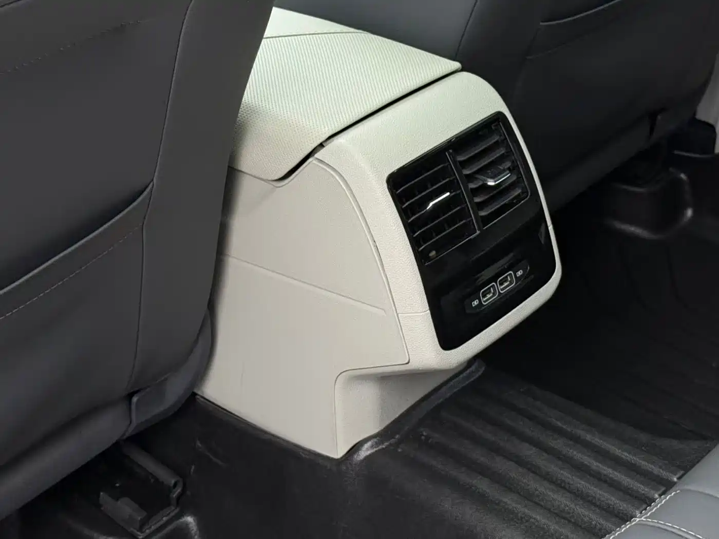Volkswagen Sagitar 2023 Model Year 280TSI DSG Surpass Edition фото 14
