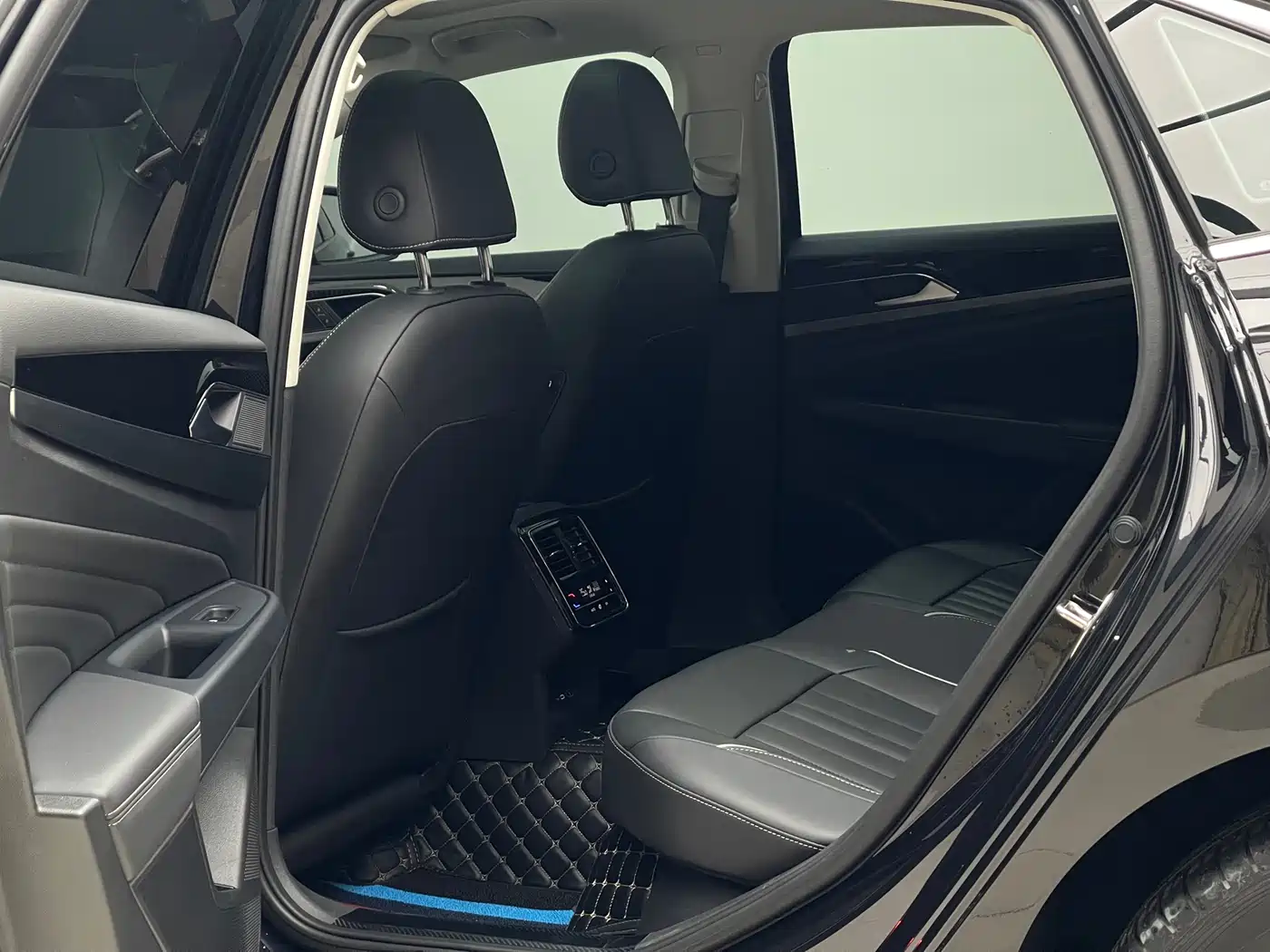 Volkswagen Passat 2023 330TSI Starlight Elite Edition фото 6