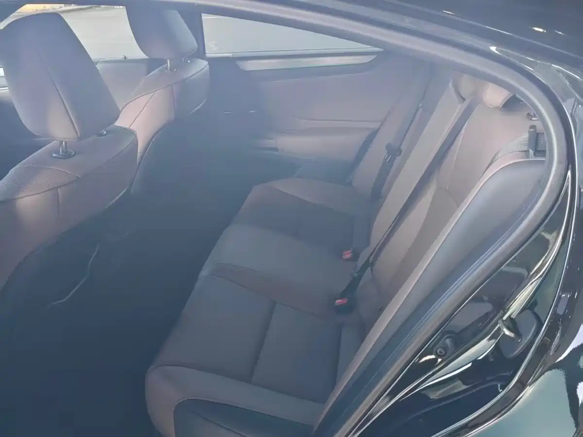 Lexus ES 2025 200 Ultimate Edition фото 5