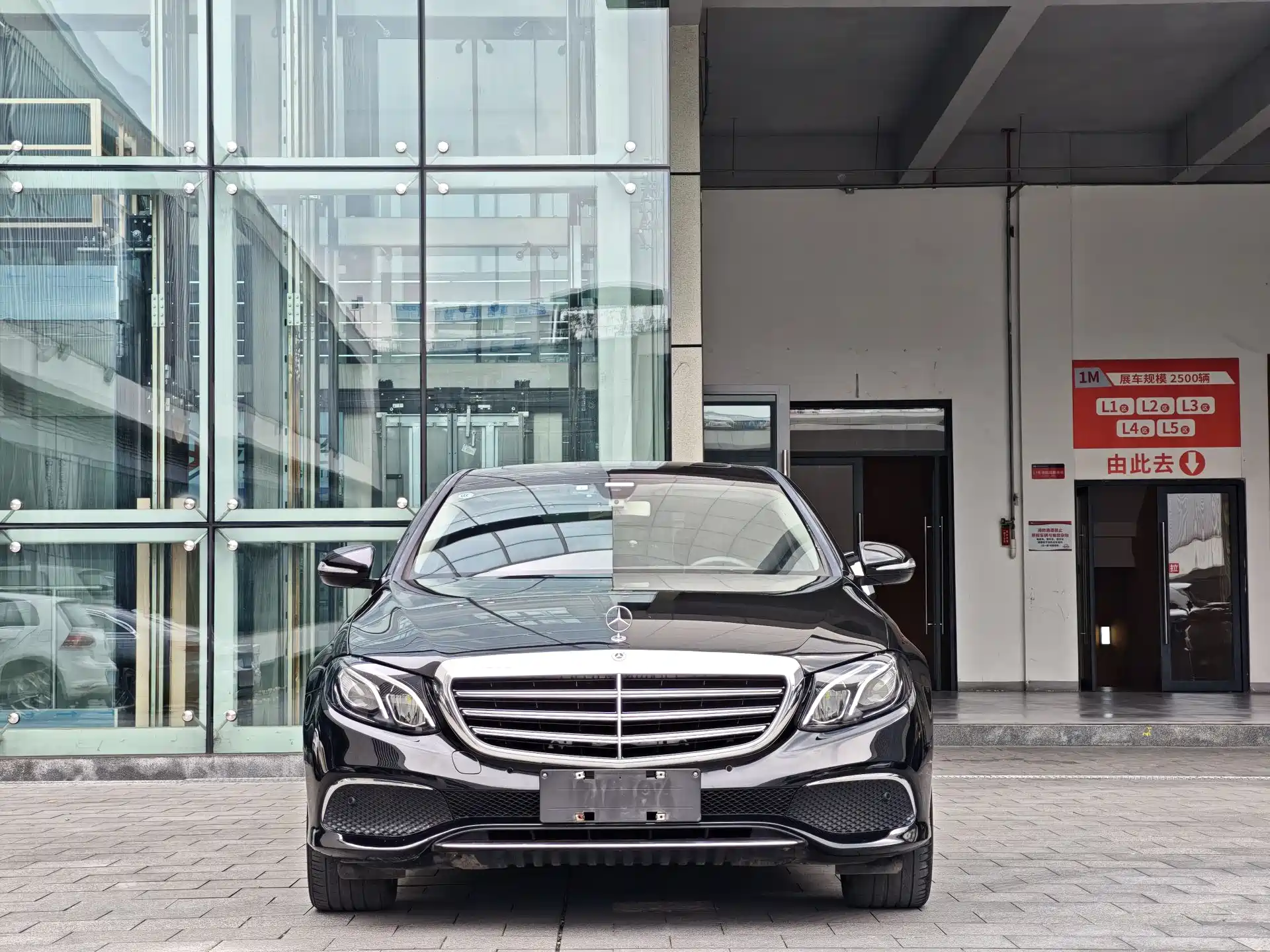 Фото 5 - Mercedes-Benz E-Class