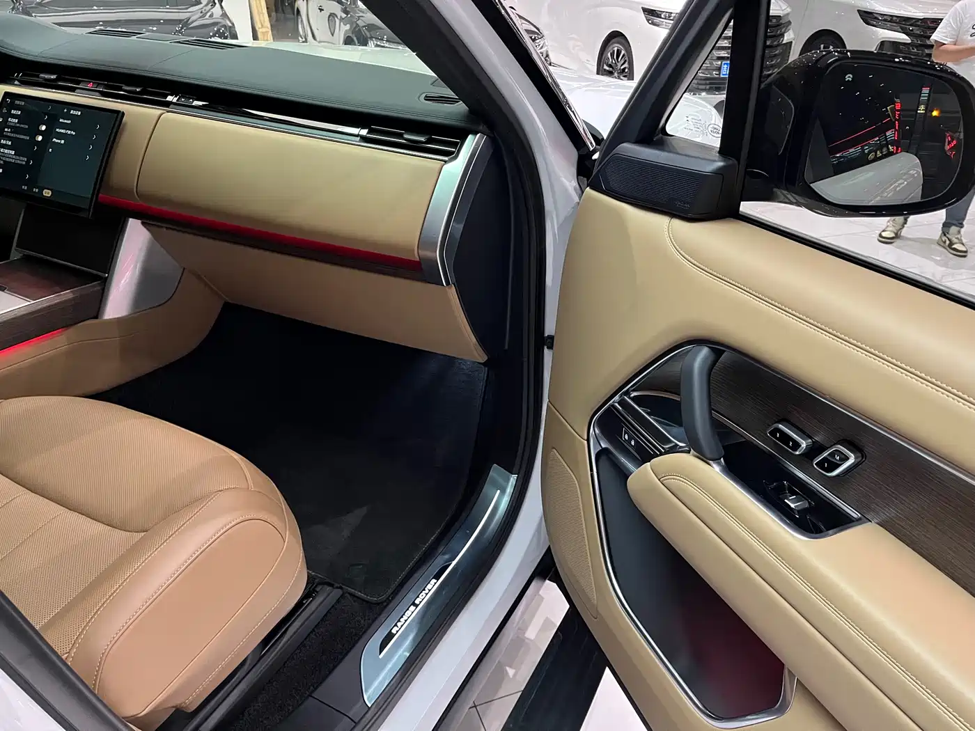 Land Rover Range Rover 2025 3.0 L6 400PS Flourishing Era Extended Wheelbase фото 10