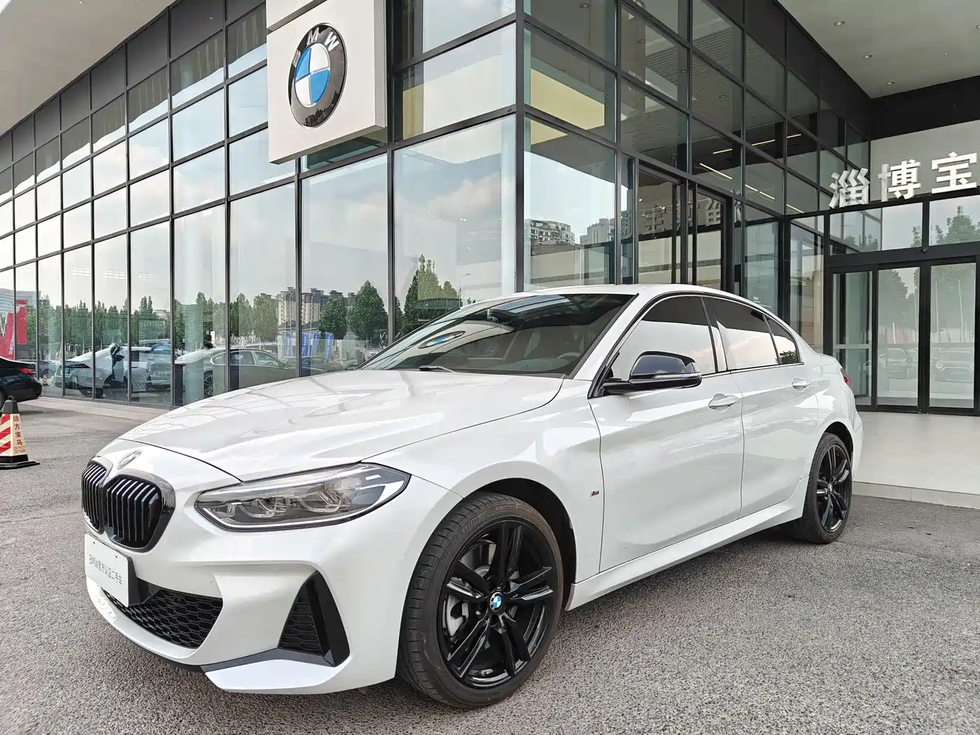 BMW 1 Series 2023 125i M Sport Shadow Edition фото 2