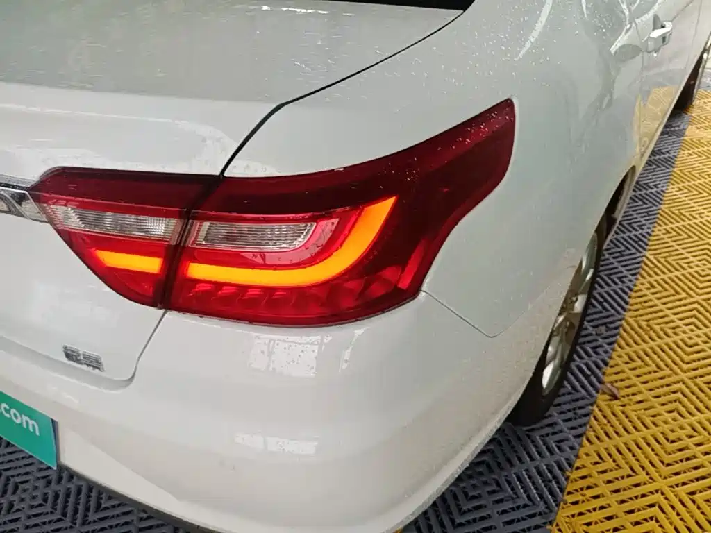 Фото 8 - Geely Vision
