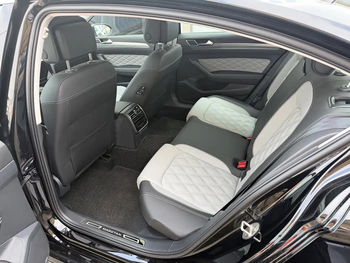 Volkswagen Magotan 2025 2025 Popular Edition 280TSI DSG Comfort