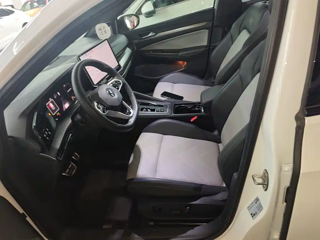 Volkswagen Golf 2025 2025 300TSI R-Line