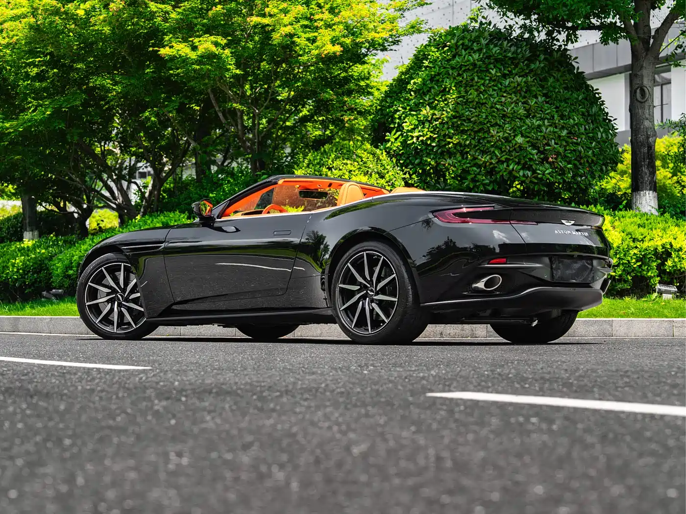 Aston Martin DB11 2023 4.0T V8 Volante фото 13